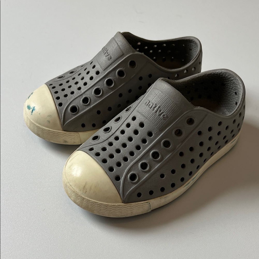 Native Kids Water Shoes in Gray and White